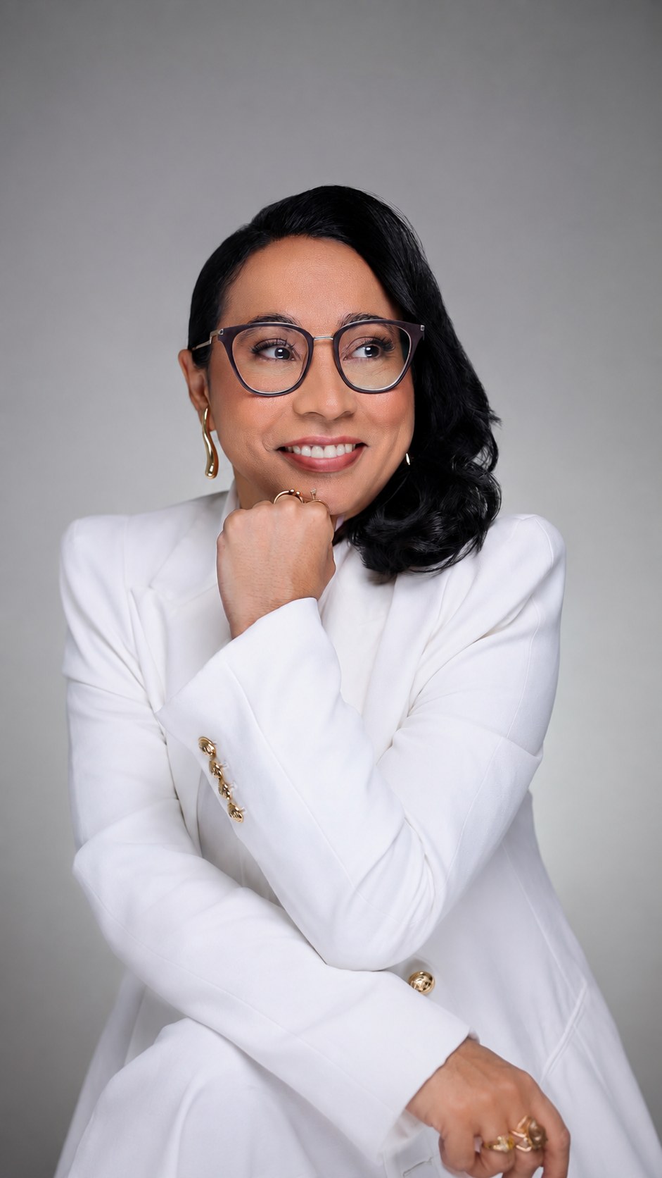 Dra. Janyluci, farmacêutica esteta, em retrato profissional